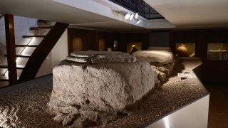 Im Keller des römischen Museums sind die Mauerreste des einstigen Stabsgebäudes auf einem Podest in der Mitte des Raumes aufbereitet. Sie werden von 