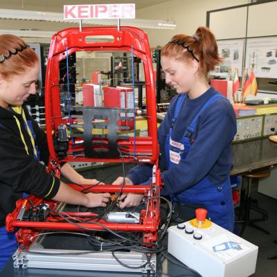 Zwei junge Frauen arbeiten in einer Werkstatt