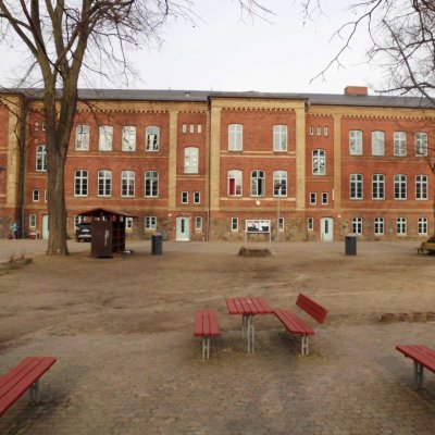 Schulhof und Rückseite des Hauptgebäudes