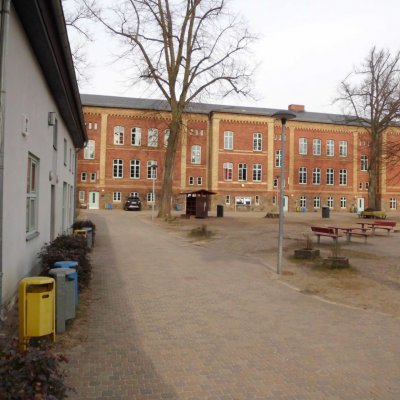 Schulhof und Rückseite des Hauptgebäudes