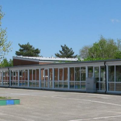 Front des Schulgebäudes