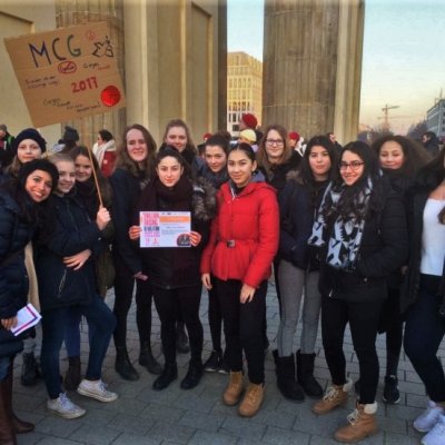 Schülergruppe demonstriert für Menschenrechte 