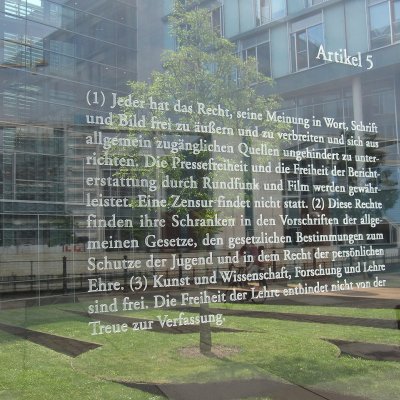 Artikel 5 des Grundgesetzes ist auf einer Glasscheibe zur Spreeseite beim Jakob-Kaiser-Haus des Deutschen Bundestags in Berlin eingraviert.