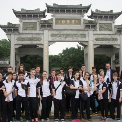 Schüler stehen vor einem asiatischen Tor