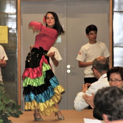Eine Schülerin führt in festlichem Rahmen einen türkischen Tanz auf
