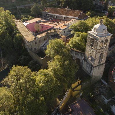 Luftbild des Klosters und der Kathedrale Maria Himmelfahrt in der Sierra Gorda in Mexiko