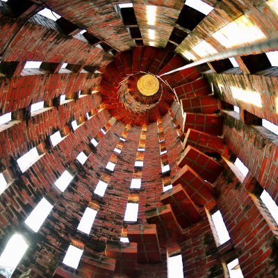 Ein Glockenturm aus rotem Backstein von innen und nach oben fotografiert