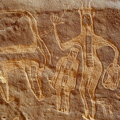 Petroglyphen an einem roten Felsen in Hima, Saudi-Arabien.