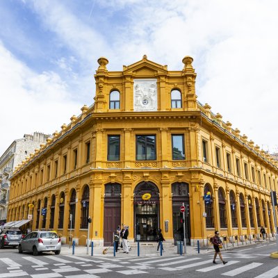Ein großes, gelbes Gebäude in Nizza