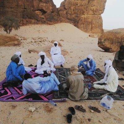 Gruppe auf Teppichen in der Wüste