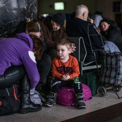 Menschen suchen im März 2022 in der Kyiver U-Bahn Schutz vor Angriffen. In der Bildmitte sitzt ein Kind.