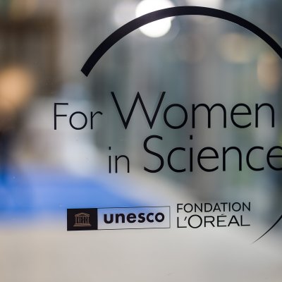 Auf einer Glastür befindet sich das Logo "For Women in Science"